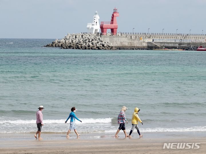 [제주=뉴시스] 오영재 기자 = 지난 23일 오전 제주 관광객들이 하얀색과 빨간색 말등대가 상징인 이호테우해변을 걷고 있다. 2023.09.23. oyj4343@newsis.com