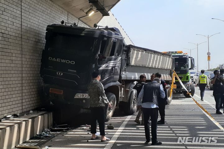 [인천=뉴시스] 이루비 기자 = 23일 오전 인천 남동구 고잔동 고잔지하차도 입구에서 광역버스, 덤프트럭, 스포츠유틸리티차량(SUV) 간 3중 추돌사고가 발생했다. (사진=인천소방본부 제공) 2023.09.23. photo@newsis.com *재판매 및 DB 금지