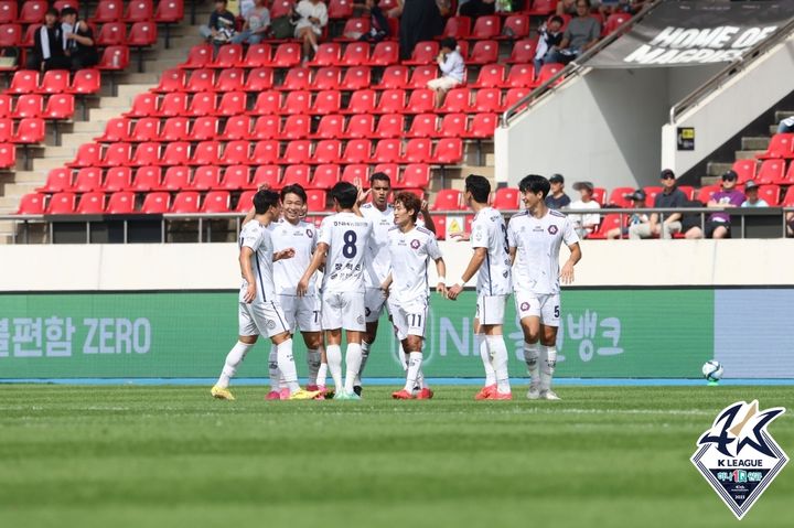 [서울=뉴시스] 프로축구 K리그2 충북청주 선수들이 23일 탄천종합운동장에서 열린 성남FC와의 하나원큐 K리그2 32라운드 경기에서 결승골을 넣고 기뻐하고 있다. (사진=한국프로축구연맹 제공) *재판매 및 DB 금지