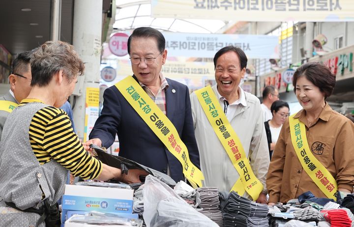 [괴산=뉴시스] 강신욱 기자 = 송인헌(왼쪽 두 번째) 충북 괴산군수가 23일 장날인 괴산전통시장에서 추석 명절 착한소비 촉진을 위한 장보기 행사와 물가안정 캠페인을 벌이고 있다. (사진=괴산군 제공) 2023.09.23. photo@newsis.com *재판매 및 DB 금지