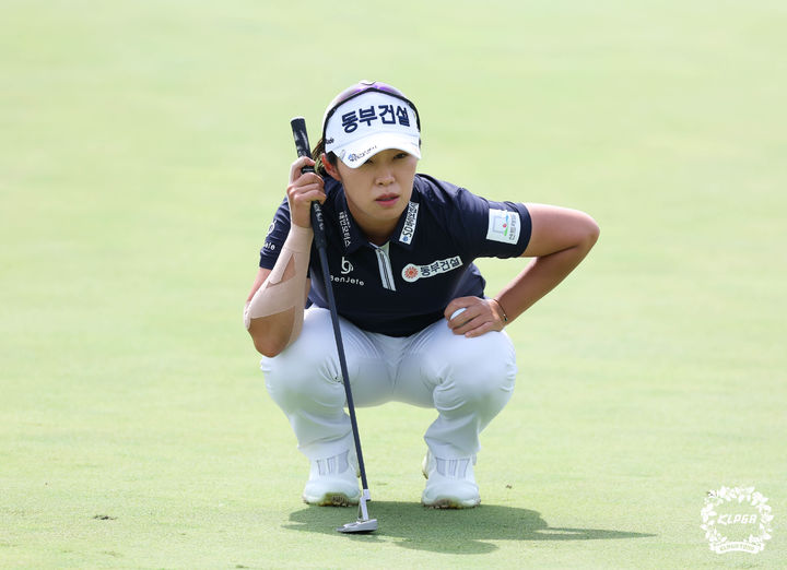 [서울=뉴시스]김수지 하나금융그룹챔피언십 3R 9번홀 그린파악. 2023.09.23. (사진=KLPGA 제공)  *재판매 및 DB 금지