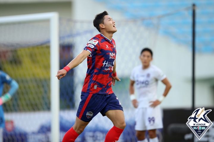 [서울=뉴시스] 프로축구 K리그2 김천상무의 정치인이 23일 김천종합운동장에서 열린 FC안양과의 하나원큐 K리그2 32라운드 경기에서 골을 넣고 기뻐하고 있다. (사진=한국프로축구연맹 제공) *재판매 및 DB 금지