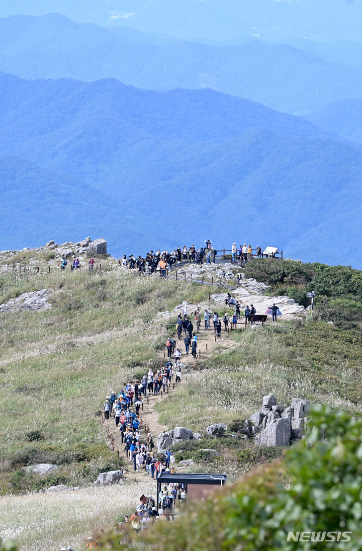 [광주=뉴시스] 김혜인 기자 = 무등산 정상부 상시개방 첫날인 23 일 오전 광주 무등산국립공원에서 시민들이 서석대에서 인왕봉을 향하고 있다. 천왕봉, 지왕봉, 인왕봉이 위치한 무등산 정상부는 1966년 군부대 주둔으로 출입이 통제됐다가 이날부터 상시개방을 시작했다. 2023.09.23. hyein0342@newsis.com