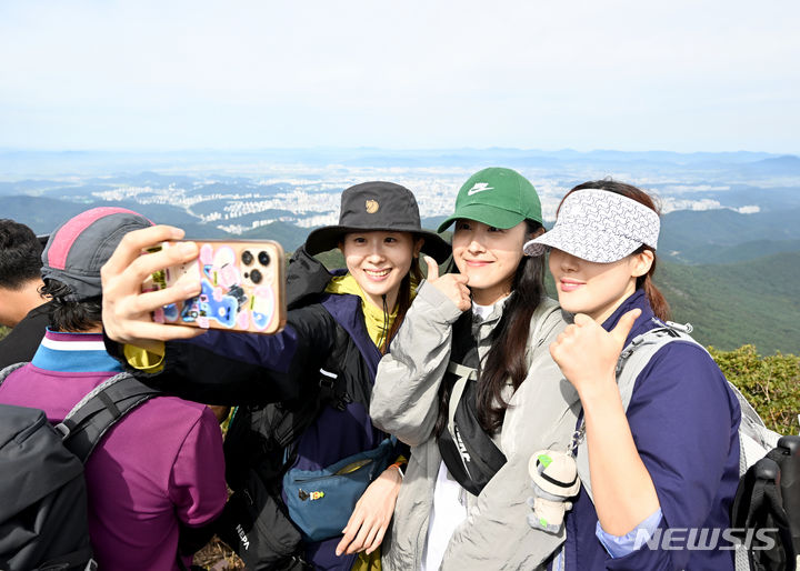 [광주=뉴시스] 김혜인 기자 = 무등산 정상부 상시개방 첫날인 23 일 오전 광주 무등산국립공원에서 시민들이 개방된 인왕봉 전망대에서 기념촬영을 하고 있다. 천왕봉, 지왕봉, 인왕봉이 위치한 무등산 정상부는 1966년 군부대 주둔으로 출입이 통제됐다가 이날부터 상시개방을 시작했다. 2023.09.23. hyein0342@newsis.com
