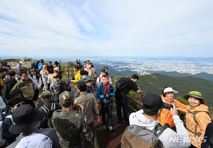 [광주=뉴시스] 김혜인 기자 = 무등산 정상부 상시개방 첫날인 지난해 9월23일 오전 광주 무등산국립공원 인왕봉에서 시민들이 기념 촬영을 하고 있는 모습. 2023.09.23. hyein0342@newsis.com