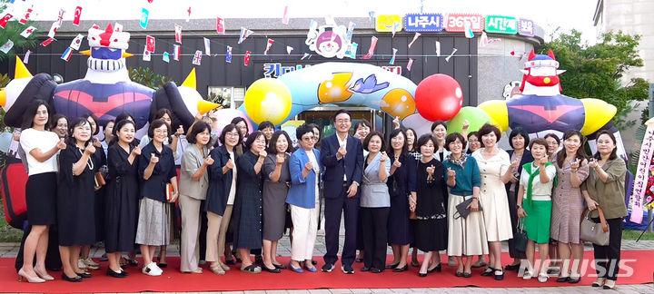 윤병태 나주시장이 '365일 아이돌봄 보육실' 운영 시설로 지정된 빛가람동(혁신도시) 킨더브레인 어린이집에서 시설 개원을 축하하고 있다. (사진=나주시 제공) 2023.09.22. photo@newsis.com *재판매 및 DB 금지