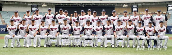 [서울=뉴시스] 김선웅 기자 = 항저우 아시안게임 야구대표팀 류중일 감독과 선수들이 23일 서울 구로구 고척스카이돔에서 첫 훈련을 앞두고 단체사진을 촬영하고 있다. 2023.09.23. mangusta@newsis.com