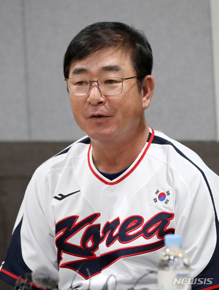 [서울=뉴시스] 김선웅 기자 = 항저우 아시안게임 야구대표팀 류중일 감독이 23일 서울 구로구 고척스카이돔에서 첫 훈련을 앞두고 언론 인터뷰를 하고 있다. 2023.09.23. mangusta@newsis.com