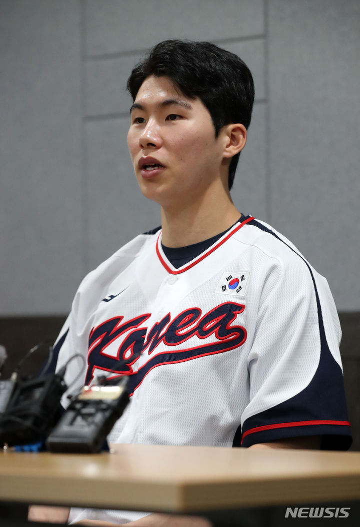 [서울=뉴시스] 김선웅 기자 = 항저우 아시안게임 야구대표팀 주장 김혜성이 23일 서울 구로구 고척스카이돔에서 첫 훈련을 앞두고 언론 인터뷰를 하고 있다. 2023.09.23. mangusta@newsis.com