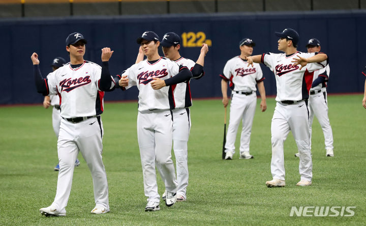 [서울=뉴시스] 김선웅 기자 = 항저우 아시안게임 야구대표팀 선수들이 23일 서울 구로구 고척스카이돔에서 첫 훈련을 하고 있다. 2023.09.23. mangusta@newsis.com