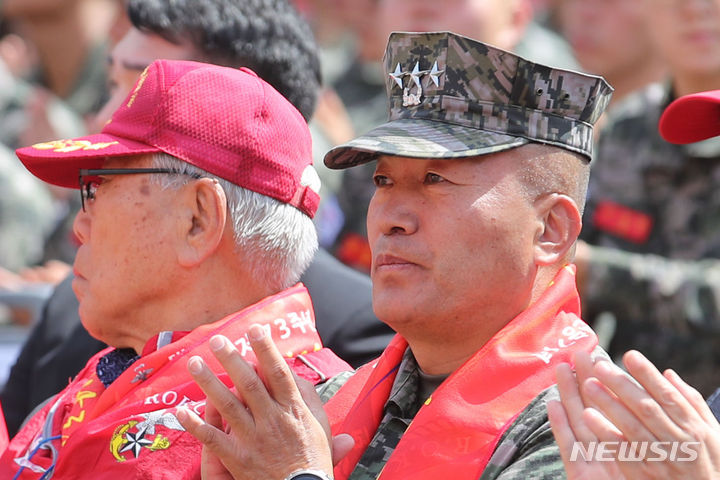 [서울=뉴시스] 권창회 기자 = 김계환 해병대 사령관이 23일 오후 서울 중구 서울광장에서 열린 제73주년 서울수복 기념행사에 참석해 박수치고 있다. 2023.09.23. kch0523@newsis.com