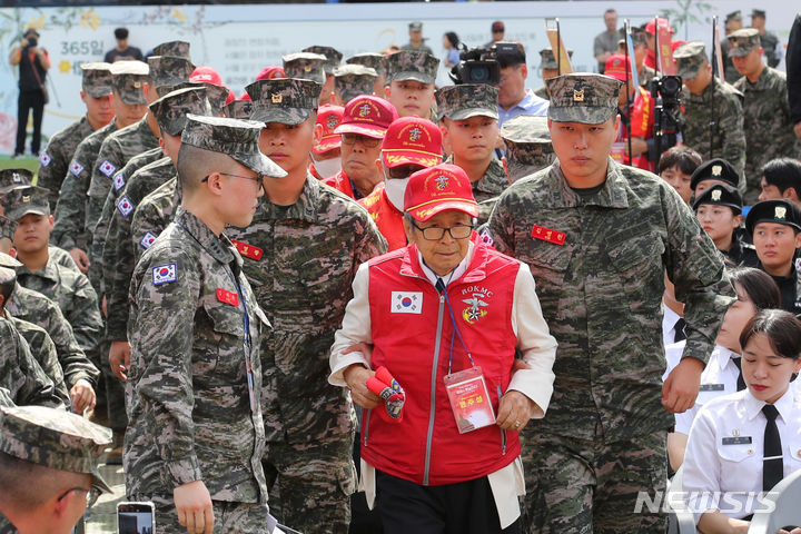 [서울=뉴시스] 권창회 기자 = 23일 오후 서울 중구 서울광장에서 열린 제73주년 서울수복 기념행사에서 참전용사들이 입장하고 있다. 2023.09.23. kch0523@newsis.com