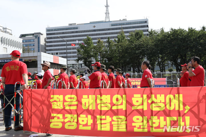 [서울=뉴시스] 권창회 기자 =  23일 오후 서울 용산구 전쟁기념관 앞에서 열린 고 채 상병 사건 진상규명 촉구 해병대 예비역 연대 1차 집회에서 참석자들이 손 피켓을 들고 있다. 2023.09.23. kch0523@newsis.com