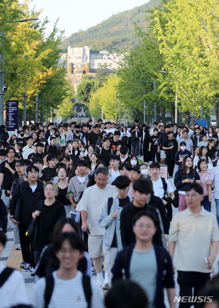 [서울=뉴시스] 김선웅 기자 = 23일 서울 서대문구 연세대학교에서 수험생들이 2024학년도 수시모집 논술시험을 마친 후 시험장을 나서고 있다. 2023.09.23. mangusta@newsis.com