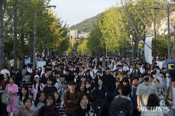 [서울=뉴시스] 김선웅 기자 = 23일 서울 서대문구 연세대학교에서 수험생들이 2024학년도 수시모집 논술시험을 마친 후 시험장을 나서고 있다. 2023.09.23. mangusta@newsis.com