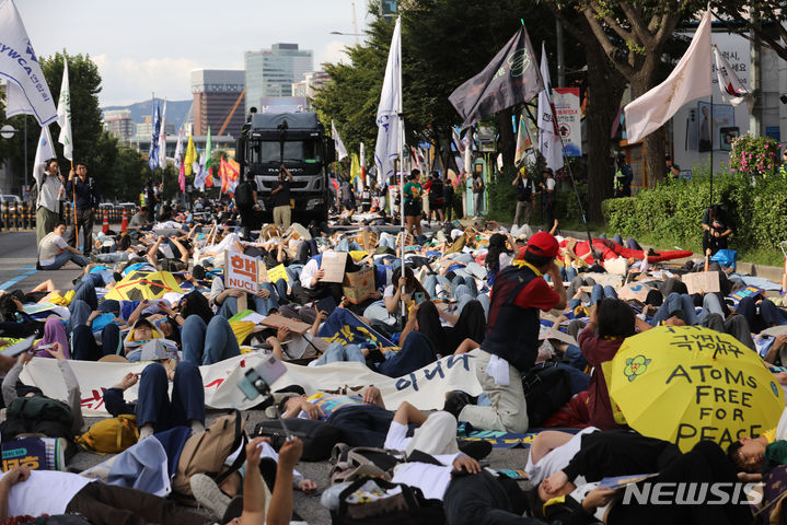 [서울=뉴시스] 권창회 기자 = 23일 오후 서울 중구 시청역 인근에서 열린 9·23 기후정의행진에서 참가자들이 대통령실까지 행진 중 남영역에서 바닥에 눕눈 퍼포먼스를 하고 있다. 2023.09.23. kch0523@newsis.com