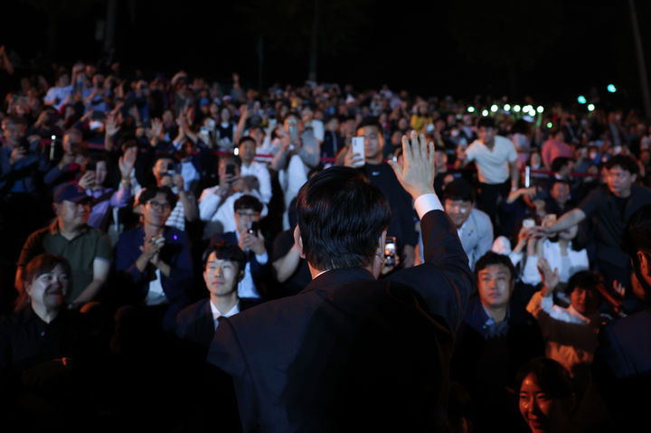 [서울=뉴시스] 윤석열 대통령이 23일 충남 공주 금강신관공원에서 열린 2023 대백제전 개막식에서 시민들에게 인사하고 있다. (사진=대통령실 제공) 2023.09.23. photo@newsis.com *재판매 및 DB 금지