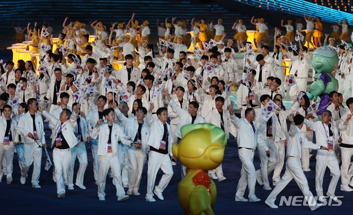 [항저우=뉴시스] 고승민 기자 = 23일(현지시간) 중국 항저우 올림픽스포츠센터 스타디움에서 열린 2022 항저우 아시안게임 개막식에서 대한민국 선수단이 입장하고 있다. 2023.09.23. kkssmm99@newsis.com