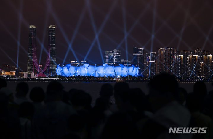 [항저우=뉴시스] 정병혁 기자 = 2022 항저우 아시안게임 개막식이 열린 23일 중국 항저우 올림픽 스포츠센터 스타디움 일대에 개막을 알리는 화려한 라이트쇼가 펼쳐지고 있다. 2023.09.23. jhope@newsis.com