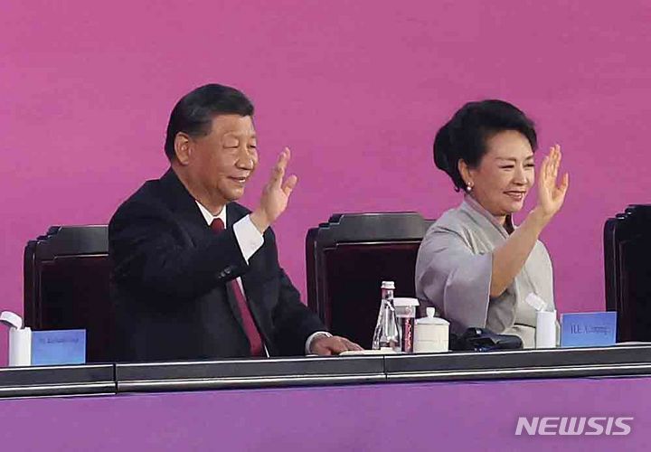 [항저우=뉴시스] 조수정 기자 = 2022 항저우 아시안게임 개막식이 열린 23일(현지시간) 중국 항저우 올림픽스포츠센터 스타디움에서 시진핑 중국 국가 주석과 배우자 펑리위안 여사가 퍼레이드하는 참가국 선수들을 향해 손을 흔들고 있다. 2023.09.23. chocrystal@newsis.com