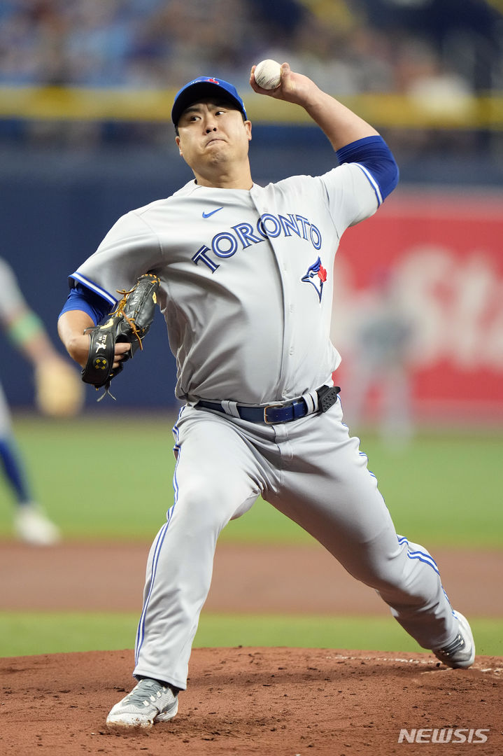 [세인트피터즈버그=AP/뉴시스] 류현진(토론토 블루제이스)은 24일(한국시간) 미국 캘리포니아주 세인트피터즈버그의 트로피카나필드에서 열린 '2023 메이저리그(MLB)' 탬파베이 레이스와의 원정경기에 선발등판, 4⅓이닝 7피안타(3피홈런) 4사사구 2탈삼진 5실점을 기록했다.