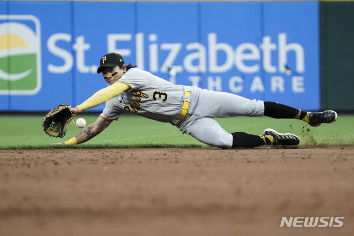 [신시내티=AP/뉴시스] 피츠버그 파이어리츠의 배지환이 23일(현지시각) 미 오하이오주 신시내티의 그레이트 아메리칸 볼파크에서 열린 2023 메이저리그 신시내티 레즈와의 경기 2회 말 수비하고 있다. 배지환은 4타수 2안타 3타점 1득점 1볼넷으로 활약했고 0-9로 끌려가던 피츠버그는 13-12 대역전승을 거뒀다. 2023.09.24.