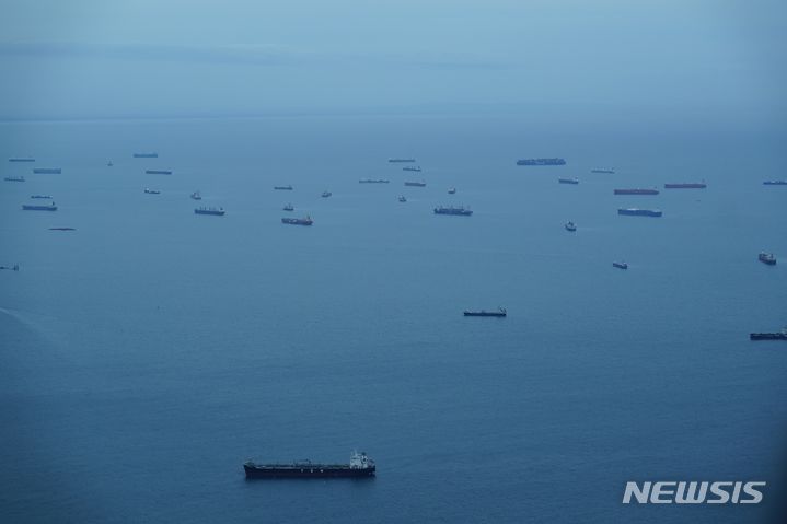 [파나마시티=AP/뉴시스]파나마 파나마만에서 지난 9월23일 파나마 운하를 통과하려는 화물선들이 순서를 기다리고 있다. 가뭄으로 수문 운영에 필요한 담수 공급이 감소함에 따라 파나마 운하가 30일(현지시간) 운하를 통과하는 선박 척수를 8월의 하루 32척에서 31척으로 또다시 줄일 것이라고 발표했다. 2023.10.01.