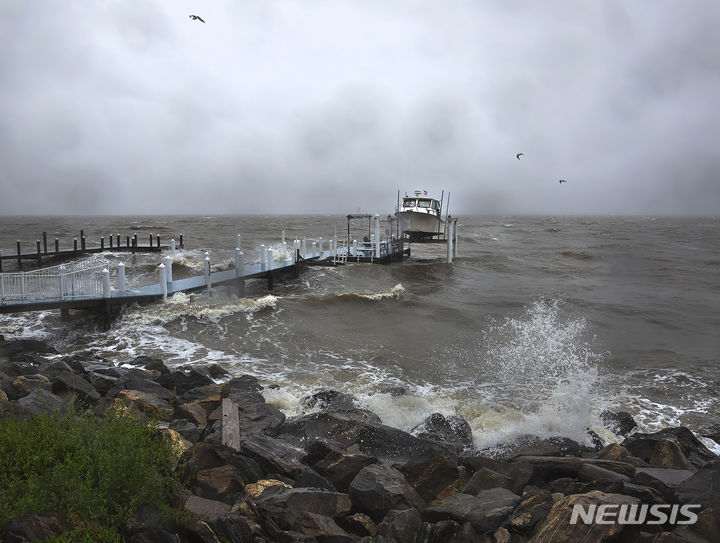 [AP/뉴시스] 열대성 폭풍 오필리어가 상륙한 포토맥 강변의 콜로니얼 비치. 2023.09.24. 