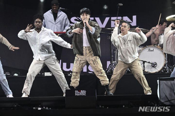 [뉴욕=AP/뉴시스] BTS의 정국(가운데)이 23일(현지시각) 미국 뉴욕의 센트럴파크에서 열린 야외 음악 축제 '글로벌 시티즌 페스티벌'에서 공연하고 있다. 정국은 솔로 데뷔곡인 '세븐' 등을 선보였다. 2023.09.24.