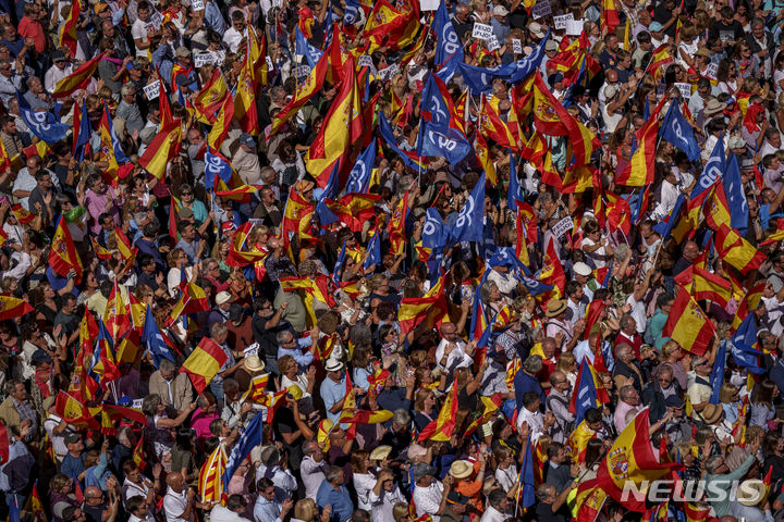 [마드리드=AP/뉴시스] 스페인에서 페드로 산체스 총리의 가족 관련 부패 의혹을 제기하며 조기 총선을 요구하는 야당 주도 시위가 커지고 있다고 외신이 8일(현지 시간) 보도했다. 사진은 2023년 9월24일 마드리드에서 우파 야당 국민당(PP) 지지자들이 카탈루냐 분리주의자 사면 반대 시위를 벌이는 모습. 2023.09.25.