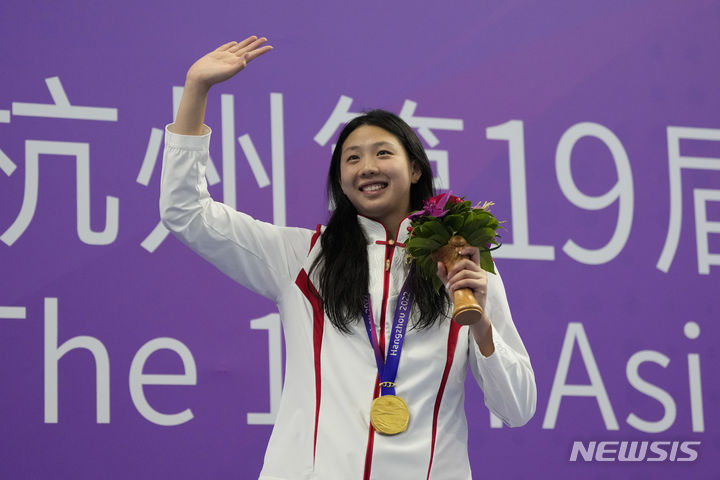 [항저우=AP/뉴시스] 2022 항저우 아시안게임 수영 경영 여자 평영 50m 금메달을 딴 중국의 탕첸팅. 2023.09.24