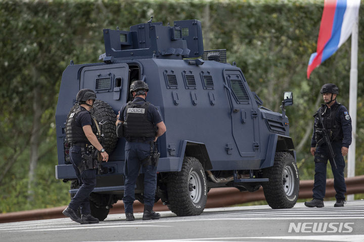 [바니스카=AP/뉴시스] 24일(현지시간) 코소보 북부 도시 바니스카에서 무장 경찰들이 바니스카 수도원 방면 교차로를 지키고 있다. 이날 바니스카에선 경찰과 무장 괴한 간 총격전이 벌어져 경찰 1명이 사망했다. 2023.09.25.