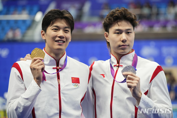 [항저우=AP/뉴시스] 2022 항저우 아시안게임 수영 경영 남자 개인혼영 200m에서 금, 은메달을 딴 중국의 왕순(사진 왼쪽)과 친하이양. 2023.09.24