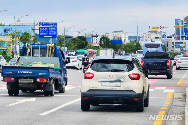  용인특례시가 25일부터 다음 달 6일까지 노후경유차 조기폐차 지원을 위한 추가 접수를 진행한다. 사진은 도로 위 자동차들의 모습.