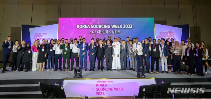 [서울=뉴시스] 중소벤처기업진흥공단(중진공)은 중소벤처기업부(중기부)와 함께 지난 21~22일 경기 일산 킨텍스 전시장에서 '2023 대한민국 소싱위크(소싱위크)'를 열었다. (사진=중진공 제공) 2023.09.24. photo@newsis.com