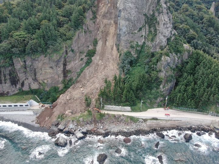 [포항=뉴시스] 안병철 기자 = 24일 오전 2시40분께 경북 울릉군 북면 현포리 일주도로 구간에서 산사태가 발생해 도로가 통제됐다. (사진=울릉군 제공) 2023.09.24. photo@newsis.com *재판매 및 DB 금지