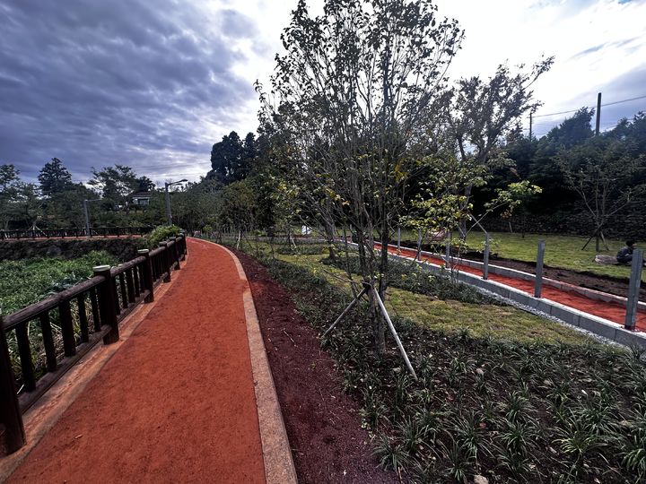 [제주=뉴시스] 동이홍이네 힐링 황톳길. (사진=서귀포시 제공) *재판매 및 DB 금지