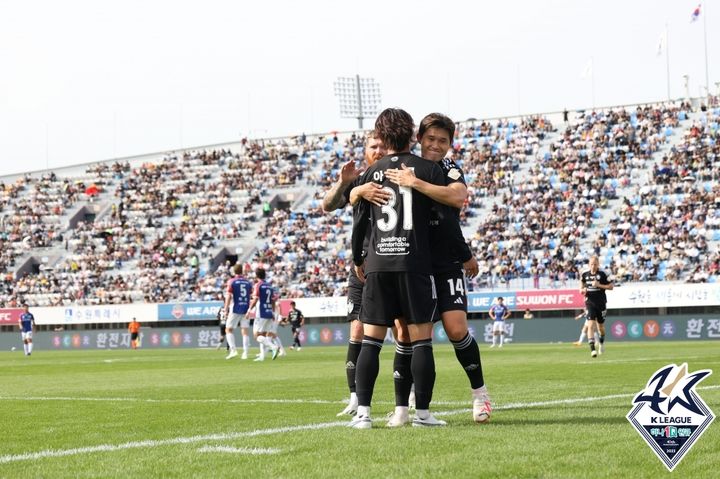 [서울=뉴시스] 프로축구 K리그1 울산은 24일 오후 2시 수원종합운동장에서 열린 '하나원큐 K리그1 2023' 31라운드 수원FC 원정 경기에서 골을 넣은 울산 선수단이 기뻐하고 있다. (사진=한국프로축구연맹 제공) *재판매 및 DB 금지