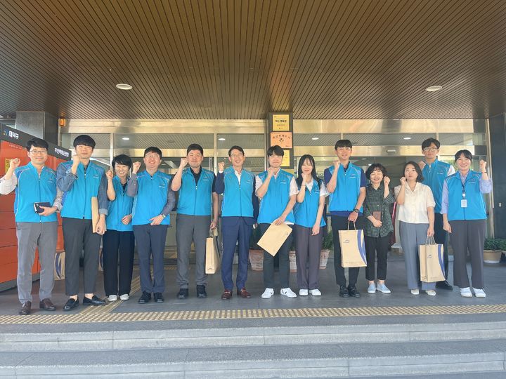 한국수자원공사는 추석 명절을 맞아 대전 대덕구, 사회복지공동모금회 대전지회와 22일 대덕구청에서 관내 독거노인, 저소득가구에게 선물세트를 전달했다. 2023. 09. 24&nbsp; *재판매 및 DB 금지