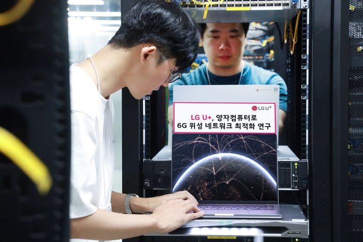 [서울=뉴시스] LG유플러스가 KAIST, 큐노바와 함께 양자컴퓨터로 6G 저궤도 위성 네트워크를 최적화하는 연구에 성공했다. (사진=LGU+ 제공) *재판매 및 DB 금지