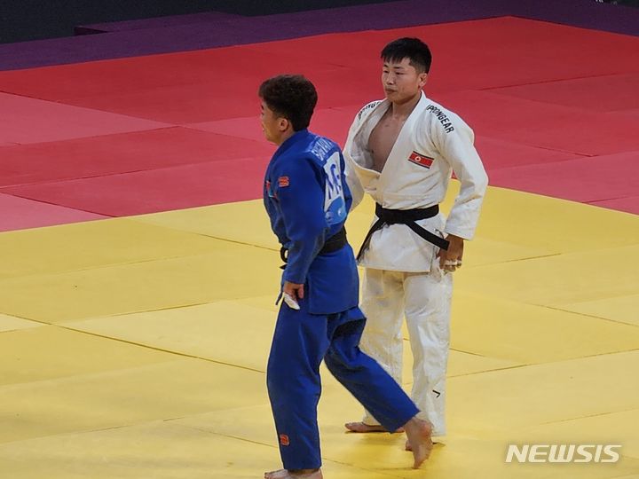 [항저우=뉴시스] 김주희 기자 = 북한 유도 대표 채광진(오른쪽)이 24일 중국 저장성 항저우 샤오산 린푸 체육관에서 열린 2022 항저우 아시안게임 유도 남자 60㎏급 동메달 결정전에서 동메달을 차지했다. 2023.09.24. juhee@newsis.com
