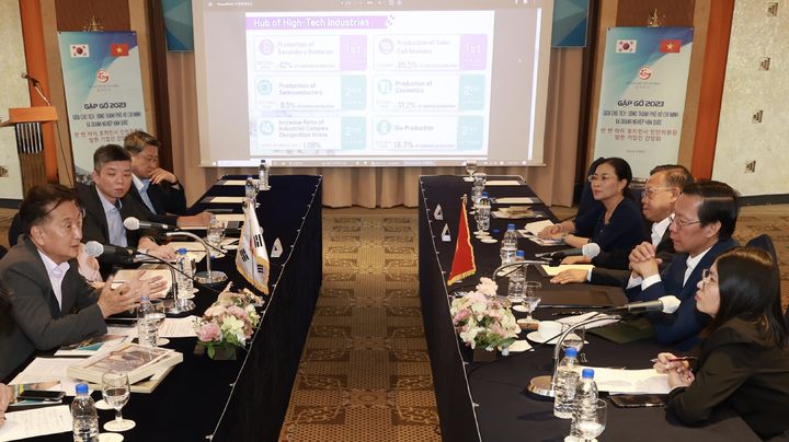 [청주=뉴시스] 안성수 기자 = 24일 김영환 충북지사가 롯데호텔서울에서 세계도시정상회의 시장포럼 참석차 방한 중인 판 반 마이 호찌민시장을 만나 지역의 우호협력 확대를 제안하고 있다. (사진=충북도 제공) 2023.9.24. photo@newsis.com *재판매 및 DB 금지