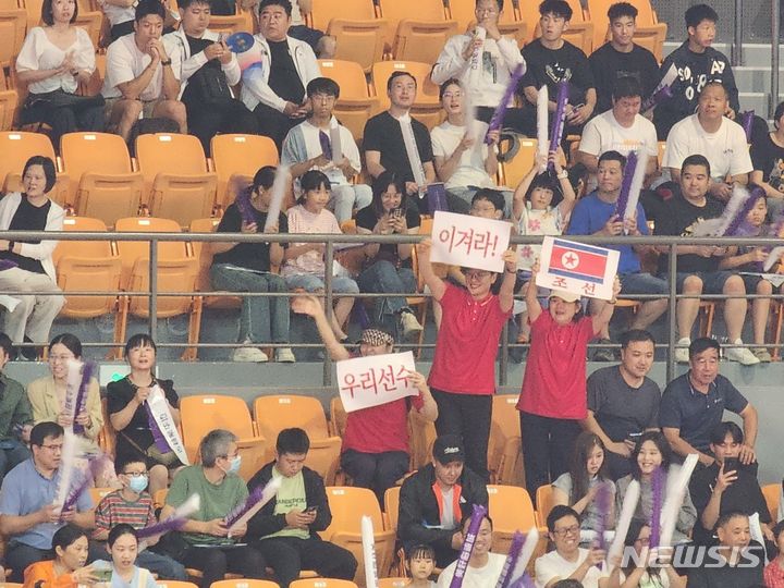 [항저우=뉴시스]김주희 기자 =북한 응원단이 24일 오후 중국 저장성 항저우 샤오산 린푸 체육관에서 열린 2022 항저우 아시안게임에서 북한 선수들을 응원하고 있다. 2023.09.24.