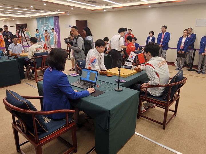 [서울=뉴시스] 24일 중국 항저우에 위치한 중국기원 분원 국제교류센터에서 2022 항저우 아시안게임 바둑 남자개인전 예선 1차전이 열렸다. (사진= 한국기원 제공) 2023.09.24. photo@newsis.com *재판매 및 DB 금지