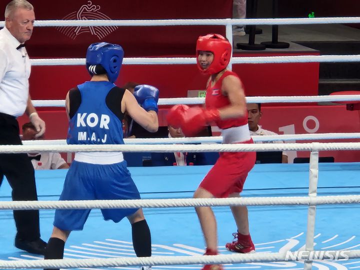[서울=뉴시스] 임애지(왼쪽)는 24일 밤 중국 항저우체육관에서 열리는 2022 항저우 아시안게임 복싱 50~54㎏급 방철미와의 경기에서 판정패를 당했다.
