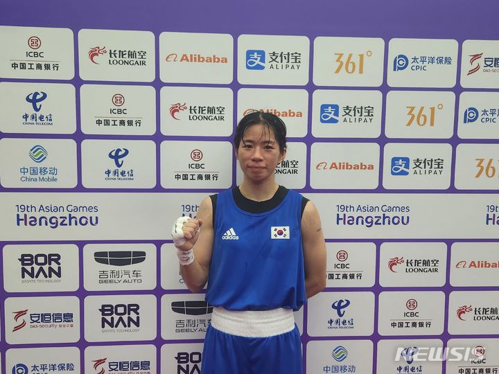 [서울=뉴시스] 임애지는 24일 밤 중국 항저우체육관에서 열리는 2022 항저우 아시안게임 복싱 50~54㎏급 방철미와의 경기에서 판정패를 당했다.