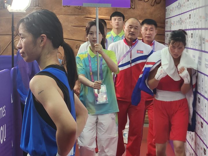 [항저우=뉴시스] 이명동 기자 = 24일 중국 항저우 항저우체육관에서 열린 여자 복싱 50~54㎏급 1회전 경기 뒤 취재진과 인터뷰하는 임애지(왼쪽) 뒤로 방철미가 재빨리 지나가고 있다. 2023.09.24. ddingdong@newsis.com *재판매 및 DB 금지