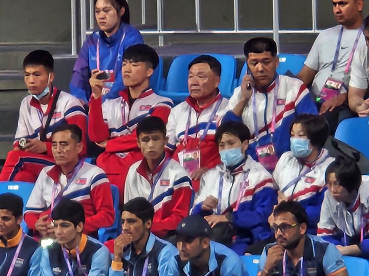 [항저우=뉴시스] 이명동 기자 = 24일 중국 항저우 항저우체육관에서 열린 여자 복싱 50~54㎏급 1회전 임애지(24·화순군청)와 방철미의 경기 도중 관중석에 북한 응원단이 보이고 있다. 2023.09.24. ddingdong@newsis.com *재판매 및 DB 금지