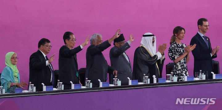 [항저우=뉴시스] 조수정 기자 = 2022 항저우 아시안게임 개막식이 열린 23일(현지시간) 중국 항저우 올림픽스포츠센터 스타디움에서 한덕수(왼쪽 세번째) 국무총리가 손을 흔들고 있다. 2023.09.24. chocrystal@newsis.com