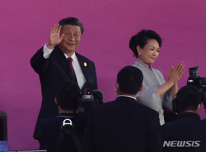 [항저우=뉴시스] 조수정 기자 = 미국은 중국이 수조원을 들여 세계적으로 가짜 뉴스를 퍼뜨리고 언론의 자유에 대한 "급격한 위축(sharp contraction)" 위협을 하고 있다고 비판했다. 사진은 2022 항저우 아시안게임 개막식이 열린 지난 23일(현지시간) 중국 항저우 올림픽스포츠센터 스타디움에서 시진핑 중국 국가 주석이 자리에서 일어나 손을 흔들고 있는 모습. 시 주석의 오른쪽은 배우자 펑리위안 여사. 2023.09.29. chocrystal@newsis.com
